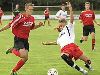 Im letzten Moment grätscht der Haßfurter Marius Höchner (r.) und verhindert damit eine Torchance des Eltmanners Dustin Fösel. Foto: Günther Geiling