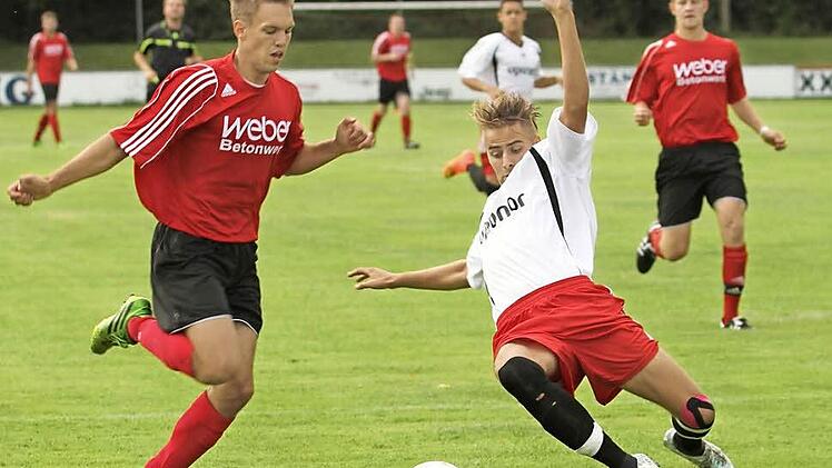 Im letzten Moment grätscht der Haßfurter Marius Höchner (r.) und verhindert damit eine Torchance des Eltmanners Dustin Fösel. Foto: Günther Geiling