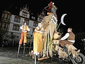 Was spielt sich hier ab? "Die Stelzer" aus Landsberg am Lech machten den Marktplatz zur Bühne ihres sinnlich erfahrbaresn Schauspiels. Fotos: Ronald Rinklef