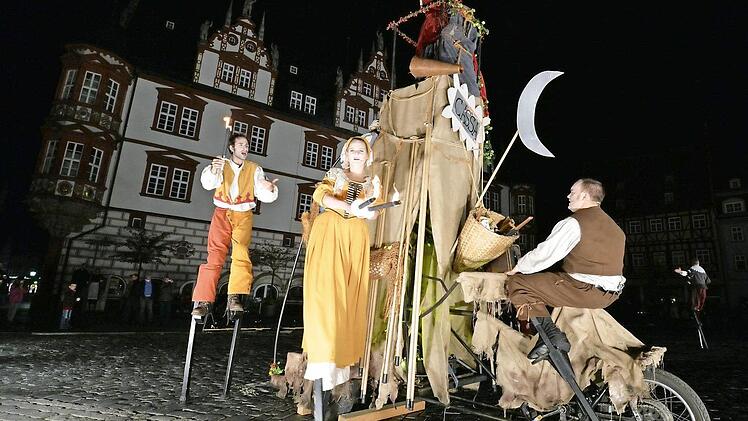 Was spielt sich hier ab? "Die Stelzer" aus Landsberg am Lech machten den Marktplatz zur Bühne ihres sinnlich erfahrbaresn Schauspiels. Fotos: Ronald Rinklef