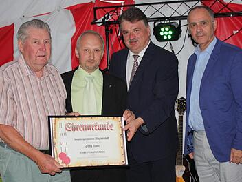 Georg Kraus (links) ist jetzt auch Ehrenvorsitzender des VfR Neuensorg. Erste Gratulanten waren (von rechts) Bürgermeister Franz Uome, Landrat Klaus Peter Söllner und Vorsitzender Matthias Schramm. Foto: Klaus Klaschka