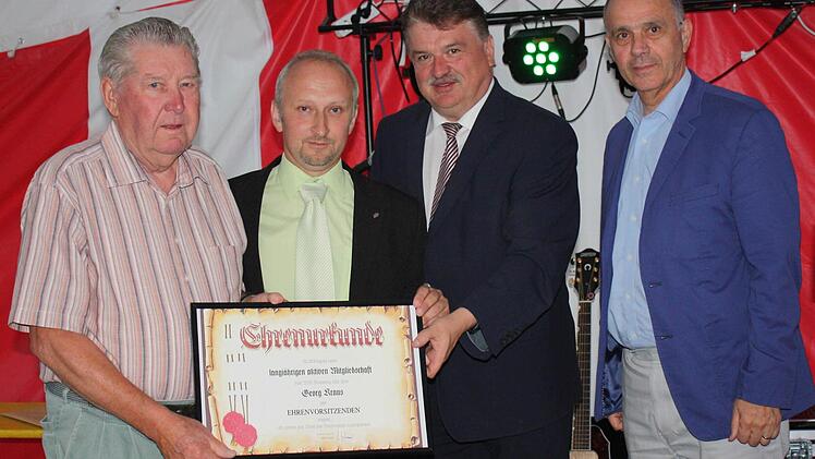 Georg Kraus (links) ist jetzt auch Ehrenvorsitzender des VfR Neuensorg. Erste Gratulanten waren (von rechts) Bürgermeister Franz Uome, Landrat Klaus Peter Söllner und Vorsitzender Matthias Schramm. Foto: Klaus Klaschka