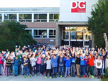 Vor dem DG-Haupteingang in der Feldkirchenstraße: Die jetzigen Fünft-Klässler sind der 51. Jahrgang am Dientzenhofer-Gymnasium und freuen sich wie gesamte Schulfamilie auf das Jubiläumsjahr. Foto: Bertram Wagner