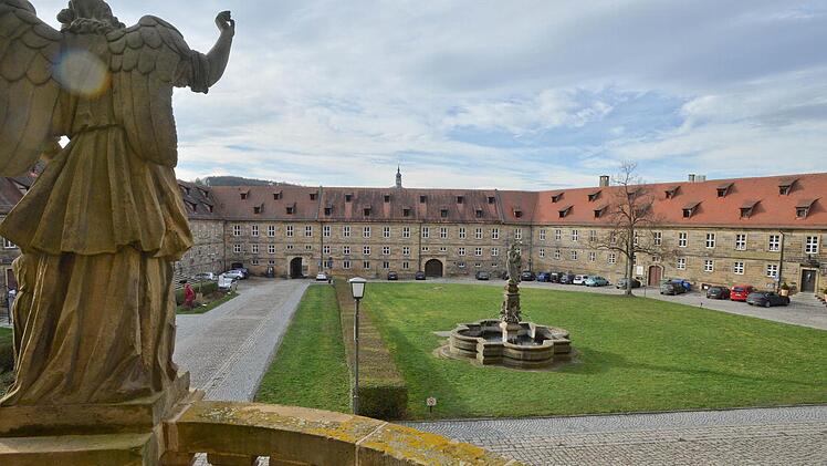 Der Blick von der Freitreppe der Kirche St. Michael geht auf die Wiese mit Merkurbrunnen. Die Grünanlage spielt in der Baustellen-Logistik eine zenrale Rolle. Foto: Ronald Rinklef