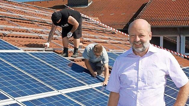 Dank Hans-Josef Fell (rechts) entstand in Hammelburg eine beispielgebende Solarinitiative. Foto: Archiv/ privat
