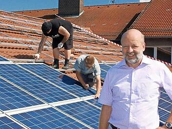Dank Hans-Josef Fell (rechts) entstand in Hammelburg eine beispielgebende Solarinitiative. Foto: Archiv/ privat