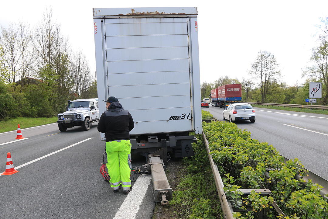 Lkw-Anhänger löst sich auf A73 bei Forchheim