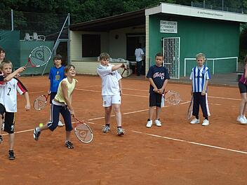 Nicht nur der Nachwuchs, sondern jeder Interessierte kann beim Aktionstag des FC zum Tennisschläger greifen. Foto: Stefan Geiger