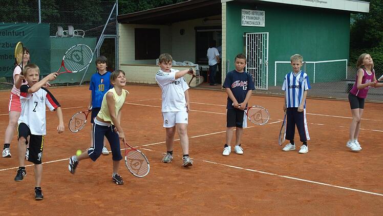 Nicht nur der Nachwuchs, sondern jeder Interessierte kann beim Aktionstag des FC zum Tennisschläger greifen. Foto: Stefan Geiger