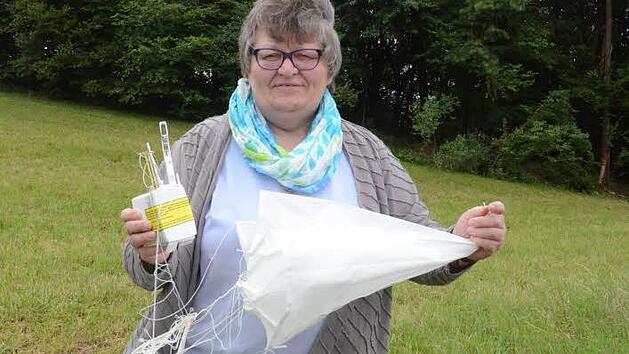 Das ist alles, was von der wissenschaftlichen Exkursion eines Wetterballons &uuml;brigblieb. Carol Jakob zeigt einen zerfetzten Ballon, der Fallschirm und die Radiosonde die Messdaten aus der Erdatmosph&auml;re zur Erde &uuml;bermittelte.  Foto: Karl-Heinz Hofmann