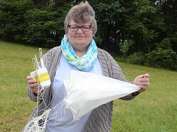 Das ist alles, was von der wissenschaftlichen Exkursion eines Wetterballons übrigblieb. Carol Jakob zeigt einen zerfetzten Ballon, der Fallschirm und die Radiosonde die Messdaten aus der Erdatmosphäre zur Erde übermittelte.  Foto: Karl-Heinz Hofmann