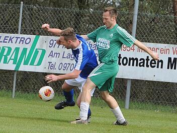 Untererthals Andreas Weigand (rechts) will sich - genau wie hier gegen Sulzthals Tim Eckert vergangene Saison - gegen den Tabellennachbarn Nordheim/Rh&ouml;n spielerisch und k&auml;mpferisch durchsetzen.  Foto: Hopf