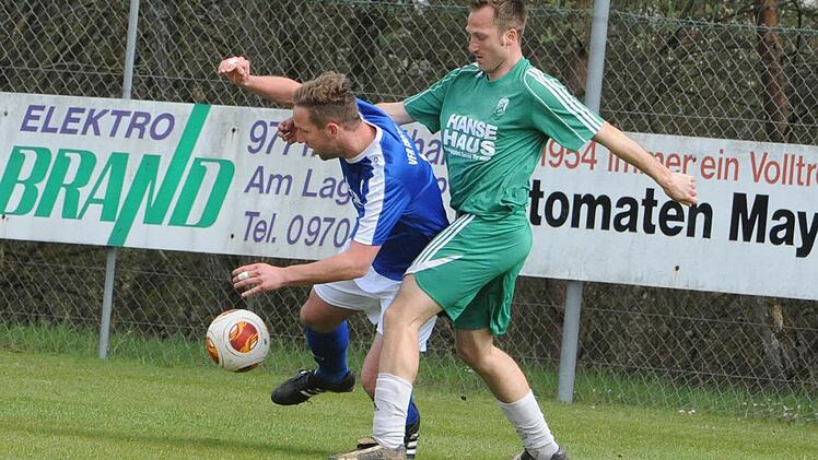 Untererthals Andreas Weigand (rechts) will sich - genau wie hier gegen Sulzthals Tim Eckert vergangene Saison - gegen den Tabellennachbarn Nordheim/Rh&ouml;n spielerisch und k&auml;mpferisch durchsetzen.  Foto: Hopf