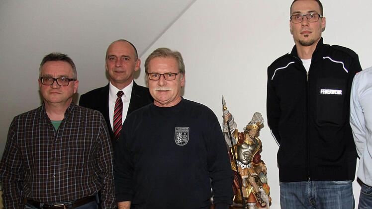 Der bisherige 2. Kommandant Karlheinz Schwarz (v.l.) und Willi Oed mit Bürgermeister Heinrich Süß sowie den neu gewählten Björn Bethge und Andreas Haagen.  Fotos: Richard Sänger