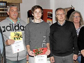 Die Vorsitzende Elke Sowa (Zweite v. r.) und ihr Stellvertreter Sigi Sendner (l.) konnten nur Rainer Gelzleichter und Robin Maron (beide zehn Jahre) und Werner Philipp für 50 Jahre sowie Norbert Büttner für 60 Jahre Mitgliedschaft ehren. Die anderen Geehrten konnten an der Versammlung nicht teilnehmen. Foto: Sänger