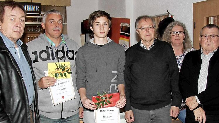 Die Vorsitzende Elke Sowa (Zweite v. r.) und ihr Stellvertreter Sigi Sendner (l.) konnten nur Rainer Gelzleichter und Robin Maron (beide zehn Jahre) und Werner Philipp für 50 Jahre sowie Norbert Büttner für 60 Jahre Mitgliedschaft ehren. Die anderen Geehrten konnten an der Versammlung nicht teilnehmen. Foto: Sänger