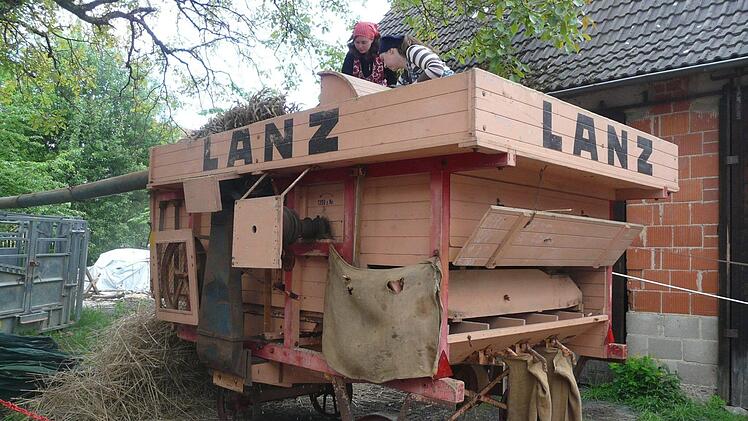 Die alte Lanz-Dreschmaschine in Aktion. Foto: Karin G&uuml;nther