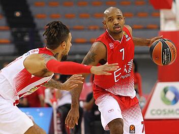 Brose Bamberg hat mit dem 31 Jahre alten US-Amerikaner Ricky Hickman (rechts) einen Spieler mit viel Euroleague-Erfahrung an der Angel. Foto: dpa/Archiv
