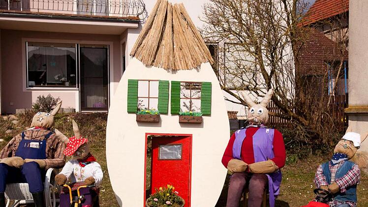 Der OGV Hellingen hatte mit viel Mühe und Liebe in der Ortsmitte mit einer Osterhasenfamilie vor Ostern einen Ostergruß aufgestellt.Gerold Snater