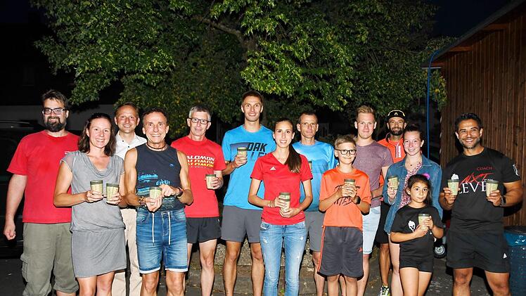 Die Sieger des 33. Walter-Richter-Gedächtnislaufes mit dem Vorsitzenden der Feuerwehr Buchau Dörfles, Kilian Liebschwager (links),  und Schirmherrn Robert Bosch (Dritter von links).