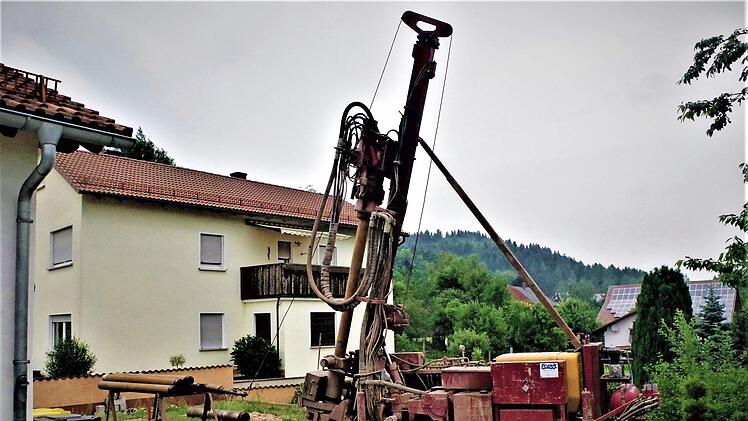 In den letzten Wochen wurde schweres Bohrgerät zur Erkundung des Stollens eingesetzt. Um Schäden an der Oberfläche zu vermeiden, muss das Grubenwasser kontrolliert abgeführt werden.