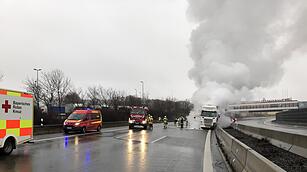 Nach Kollision mit Leitplanke: Lastwagen geht auf A9 in Flammen auf
