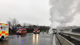 Nach Kollision mit Leitplanke: Lastwagen geht auf A9 in Flammen auf