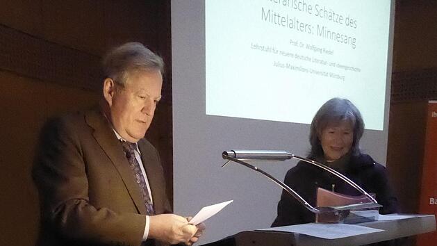 Wolfgang Riedel, der Lehrstuhlinhaber f&uuml;r neuere deutsche Literatur- und Ideengeschichte an der Universit&auml;t W&uuml;rzburg, hat jetzt bei der Seniorenuniversit&auml;t W&uuml;rzburg die 175. Vorlesung. Rechts: Gisela Schriek, Chefin der Kissinger Volkshochschule Foto: Gerhild Ahnert