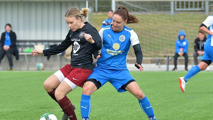 Die Hetzleserin Julia Wagner (li.) bereitete gegen Schlaifhausen das 1:0 von Amelie Mehl vor. Das 2:1 erzielte sie selbst. Der Tabellenführer der Kreisliga ER/PEG gewann mit 3:1. Foto: Picturedreams/Archiv