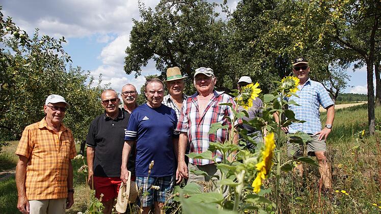 Die Rentnerwandergruppe präsentiert ihre Blühwiese.Arkadius Guzy
