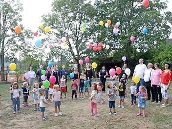 Der Kindergarten Neuses feierte 40- jähriges Jubiläum. Die Kinder ließen aus Dankbarkeit bunte Luftballons zum Himmel fliegen. Von den Ehrengästen gab es viel Beifall. Fotos: K.-H. Hofmann
