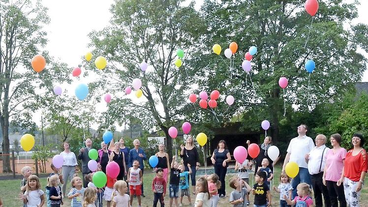 Der Kindergarten Neuses feierte 40- jähriges Jubiläum. Die Kinder ließen aus Dankbarkeit bunte Luftballons zum Himmel fliegen. Von den Ehrengästen gab es viel Beifall. Fotos: K.-H. Hofmann