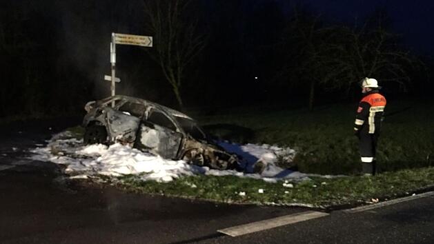 Das Auto ist komplett ausgebrannt: Bei Lahm im Itzgrund ist nach einen spektakul&auml;ren Unfall mit &Uuml;berschlag ein Audi in Flammen aufgegangen. Der Fahrer wurde von zwei Lkw-Fahrern aus dem Auto gezogen. Wer seine Lebensretter waren, ist aktuell aber unbekannt. Foto: Verkehrspolizei Coburg