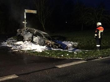 Das Auto ist komplett ausgebrannt: Bei Lahm im Itzgrund ist nach einen spektakulären Unfall mit Überschlag ein Audi in Flammen aufgegangen. Der Fahrer wurde von zwei Lkw-Fahrern aus dem Auto gezogen. Wer seine Lebensretter waren, ist aktuell aber unbekannt. Foto: Verkehrspolizei Coburg