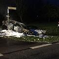 Das Auto ist komplett ausgebrannt: Bei Lahm im Itzgrund ist nach einen spektakulären Unfall mit Überschlag ein Audi in Flammen aufgegangen. Der Fahrer wurde von zwei Lkw-Fahrern aus dem Auto gezogen. Wer seine Lebensretter waren, ist aktuell aber unbekannt. Foto: Verkehrspolizei Coburg