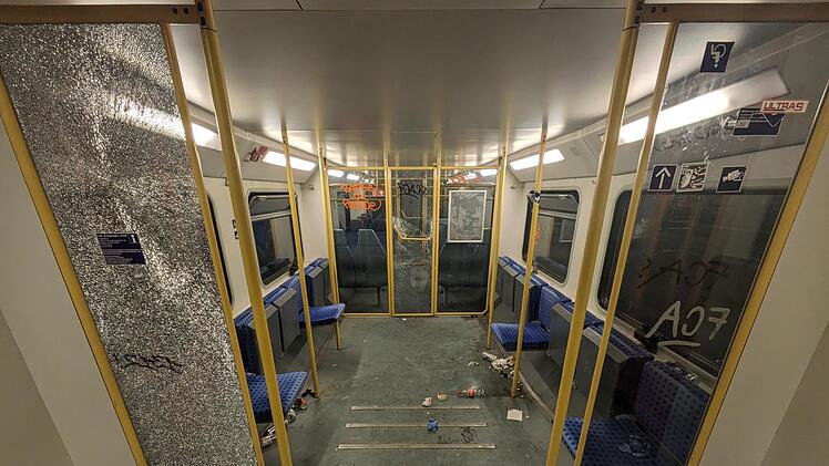 Augsburg: Massive Randale - Fußballfans verwüsten Zug und zünden Bengalo im Bahnhof