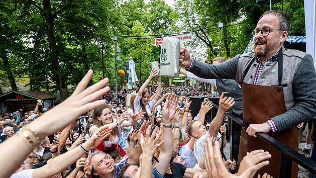 Erlanger Bergkirchweih 2025 mit Fassanstich feierlich er&ouml;ffnet