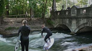 Surfer an der Eisbachwelle in M&uuml;nchen