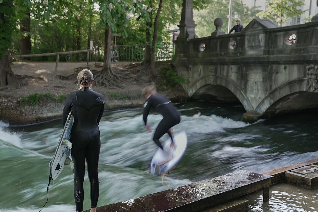 Surfer an der Eisbachwelle in M&uuml;nchen