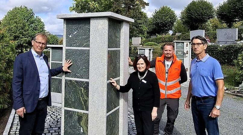 Kulmbachs B&uuml;rgermeister an neuen Stelen am Friedhof
