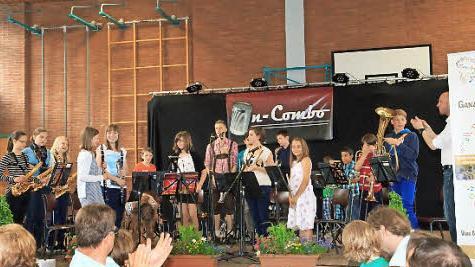 Das Jugendblasorchester Ebern unter der Leitung von Christian Reder erntete großen Beifall.