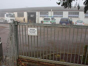 An diesem Eingangstor hat der Überfall stattgefunden; im Hintergrund das Bürogebäude mit zwei Fahrzeugen der Polizei aus Wüzrburg und Schweinfurt. Foto: Ralf Kestel