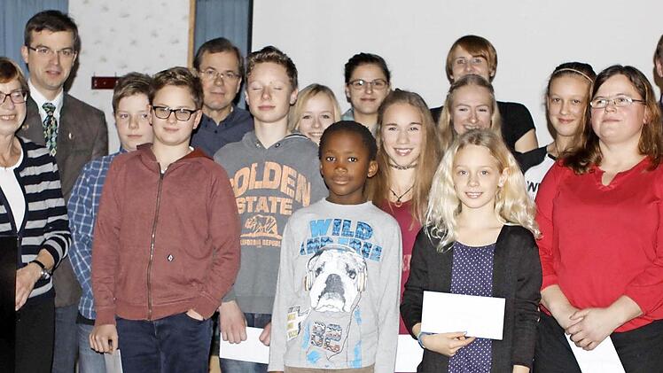 Die Sieger bei überörtlichen Wettkämpfen mit Zweiter Vorsitzender Eva-Maria von Nordheim, Drittem Bürgermeister Markus Wich (von links) und Drittem Vorsitzenden Markus Albrecht (rechts).