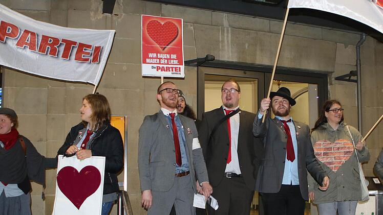 Kundgebung der Partei "Die Partei" am Coburger Bahnhof.Foto: Jochen Berger
