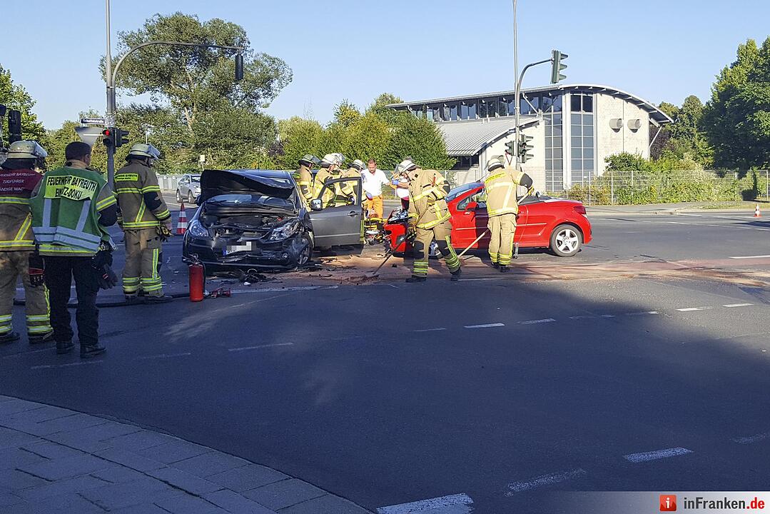 Verkehrsunfall zwischen zwei Fahrzeugen