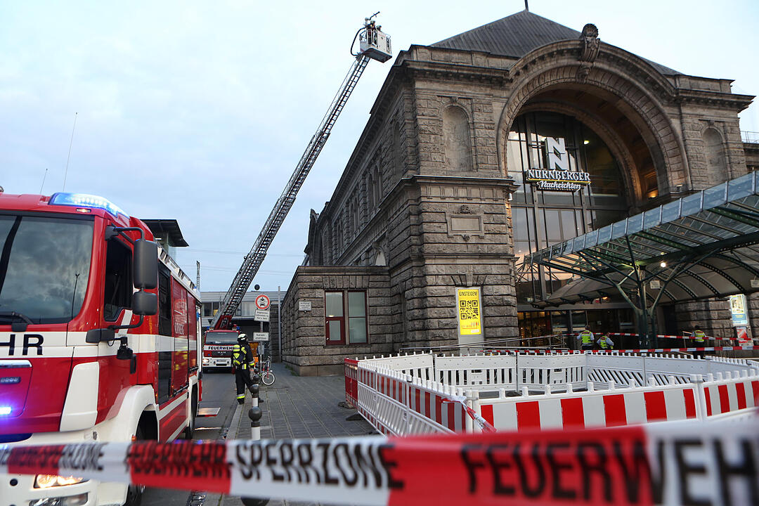 Brand am Nürnberger Hauptbahnhof - Unklare Rauchentwicklung in der Osthalle – Brandmeldeanlage löste aus – Bereich großräumig abgesperrt – Feuerwehr mit Großaufgebot vor Ort