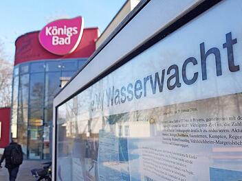 Alle Mitglieder der "Blaulicht-Familie" wie Wasserwacht und Feuerwehr könnten bald für den halben Eintrittspreis ins Königsbad.  Foto: Ronald Heck