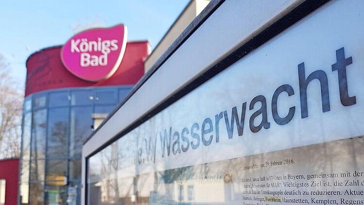 Alle Mitglieder der "Blaulicht-Familie" wie Wasserwacht und Feuerwehr könnten bald für den halben Eintrittspreis ins Königsbad.  Foto: Ronald Heck