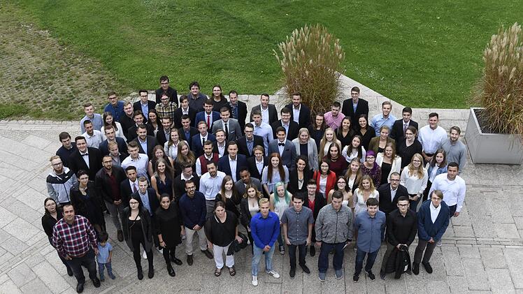 Die Industrie- und Handelskammer Coburg hat nach erfolgreicher Lehrzeit über 400 junge Männer und Frauen in das endgültige Berufsleben entlassen.  Foto: Christian Broßmann