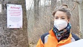 Miriam Janthur zeigt eines der Schilder, die das Radfahren verbieten.